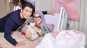 Syahrini Difitnah Hamil Palsu, Fotografer Persalinan Ikut Geram: Gue Ada di Situ!