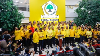 PLT Ketua Umum Partai Golkar, Agus Gumiwang Kartasasmita (tengah) bersama jajaran Partai memberikan pernyataan pers usai menggelar Rapat Pengurus Pleno di Kantor DPP Partai Golkar, Jakarta, Selasa (13/8/2024). [Suara.com/Alfian Winanto]