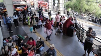 Warga korban kebakaran mengungsi di area Stasiun Manggarai, Jakarta, Selasa (13/8/2024). [Suara.com/Alfian Winanto]