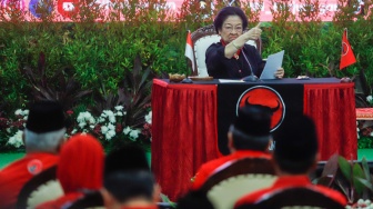 Ketua Umum PDI Perjuangan Megawati Soekarnoputri memberikan pidato saat acara Pengumuman Bakal Calon Kepala Daerah di Kantor DPP PDIP, Jakarta, Rabu (14/8/2024). [Suara.com/Alfian Winanto]