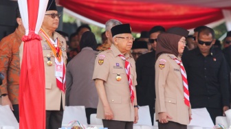 Wakil Presiden Ma`ruf Amin (tengah) didampingi Ketua Kwarnas Pramuka Budi Waseso (kiri) saat peringatan HUT Pramuka di Buperta Cibubur, Jakarta, Rabu (14/8/2024). [Suara.com/Alfian Winanto]