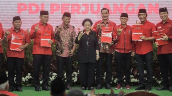 Ketua Umum PDI Perjuangan Megawati Soekarnoputri (tengah) menyerahkan surat rekomendasi partai untuk para Calon Kepala Daerah di Kantor DPP PDIP, Jakarta, Rabu (14/8/2024). [Suara.com/Alfian Winanto]