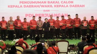 Ketua Umum PDI Perjuangan Megawati Soekarnoputri (tengah) menyerahkan surat rekomendasi partai untuk para Calon Kepala Daerah di Kantor DPP PDIP, Jakarta, Rabu (14/8/2024). [Suara.com/Alfian Winanto]