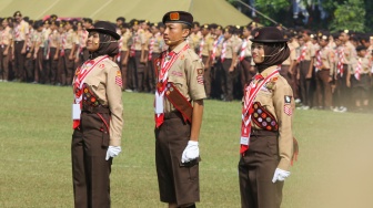 Anggota Pramuka mengikuti upacara saat peringatan HUT Pramuka di Buperta Cibubur, Jakarta, Rabu (14/8/2024). [Suara.com/Alfian Winanto]