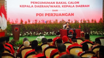 Ketua Umum PDI Perjuangan Megawati Soekarnoputri memberikan pidato saat acara Pengumuman Bakal Calon Kepala Daerah di Kantor DPP PDIP, Jakarta, Rabu (14/8/2024). [Suara.com/Alfian Winanto]