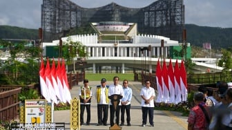 Presiden Joko Widodo (tengah) menyampaikan sambutan didampingi Plt Ketua OIKN Basuki Hadimuljono (kedua kiri), Seskab Pramono Anung (kanan), Mensesneg Pratikno (kedua kanan) dan Plt Wakil Ketua OIKN Raja Juli Antoni saat peresmian Plaza Seremoni Sumbu Kebangsaan di Ibu Kota Nusantara, Kalimantan Timur, Rabu (14/8/2024). [ANTARA FOTO/Sigid Kurniawan/foc]