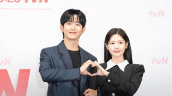 Bintangi Drama Korea 'Love Next Door', Jung Hae In dan Jung So Min Saling Lempar Pujian