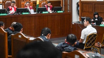 Terdakwa kasus dugaan korupsi pengelolaan tata niaga komoditas timah Harvey Moeis (kedua kanan) mengikuti sidang perdana di Pengadilan Tipikor, Jakarta, Rabu (14/8/2024). [ANTARA FOTO/Aprillio Akbar/nym]