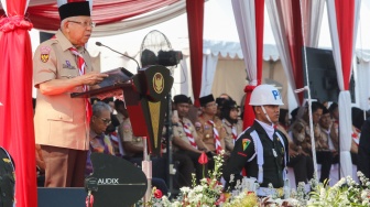 Wakil Presiden Ma`ruf Amin (tengah) memberikan sambutan saat peringatan HUT Pramuka di Buperta Cibubur, Jakarta, Rabu (14/8/2024). [Suara.com/Alfian Winanto]