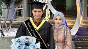 Kebahagiaan Chand Kelvin Wisuda S2 di Malaysia, Dea Sahirah Setia Mendampingi