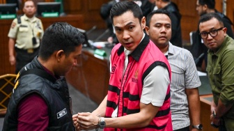 Terdakwa kasus dugaan korupsi pengelolaan tata niaga komoditas timah Harvey Moeis (tengah) bersiap keluar ruangan sidang usai menjalani sidang perdana dengan agenda pembacaan dakwaan oleh Jaksa Penuntut Umum (JPU) di Pengadilan Tipikor, Jakarta, Rabu (14/8/2024). [ANTARA FOTO/Aprillio Akbar/nym]