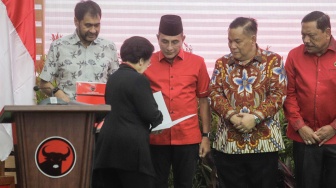 Ketua Umum PDI Perjuangan Megawati Soekarnoputri memberikan pidato saat acara Pengumuman Bakal Calon Kepala Daerah di Kantor DPP PDIP, Jakarta, Rabu (14/8/2024). [Suara.com/Alfian Winanto]