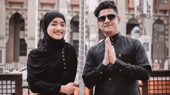 Kenang Momen Umrah, Syakir Daulay Posting Foto Bareng Fuji, Langsung Dijodohkan Warganet