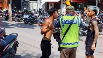 Dua Petarung Ini Adu Jotos di Canggu, Tukang Parkir Mendadak Jadi Wasit