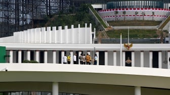 Presiden Joko Widodo (ketiga kiri) beserta sejumlah menteri meninjau Sumbu Kebangsaan sebelum peresmian Plaza Seremoni Sumbu Kebangsaan di Ibu Kota Nusantara, Kalimantan Timur, Rabu (14/8/2024). [ANTARA FOTO/Sigid Kurniawan/foc]