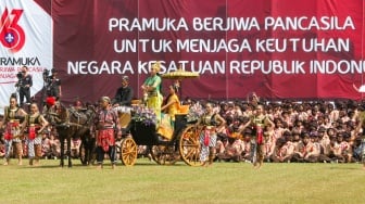 Anggota Pramuka menampilkan pertunjukan kesenian saat peringatan HUT Pramuka di Buperta Cibubur, Jakarta, Rabu (14/8/2024). [Suara.com/Alfian Winanto]