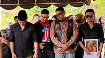 Tangis Ferry Maryadi Pecah Saat Mengazankan Jenazah Ibu di Pemakaman