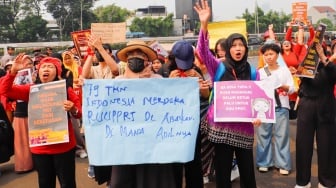 Massa dari Koalisi Sipil untuk UU PRT saat menggelar aksi di depan Gedung DPR RI, Jakarta, Kamis (15/8/2024). [Suara.com/Alfian Winanto]