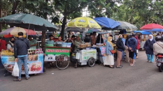 Viral Keluhan PKL di Trotoar UGM, Satpol PP Sleman: Tunggu Keputusan UGM