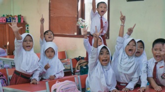 HUT RI jadi Momen Tingkatkan Pendidikan, Anak SD di Berbagai Daerah Dapat Buku Tulis Hingga Quran