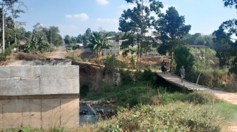 Jembatan Ambruk Dua Tahun, Warga Perbatasan 2 Desa di Lampung Andalkan Jembatan Darurat