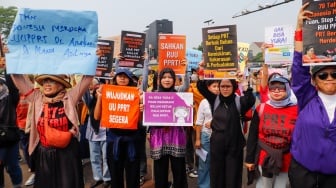 Massa dari Koalisi Sipil untuk UU PRT saat menggelar aksi di depan Gedung DPR RI, Jakarta, Kamis (15/8/2024). [Suara.com/Alfian Winanto]