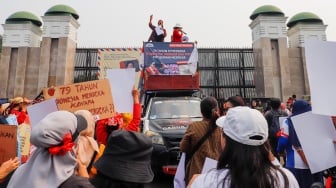 Massa dari Koalisi Sipil untuk UU PRT saat menggelar aksi di depan Gedung DPR RI, Jakarta, Kamis (15/8/2024). [Suara.com/Alfian Winanto]