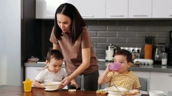 Gaya Makan Orang Tua Pengaruhi Kebiasaan Makan Anak, Benarkah?