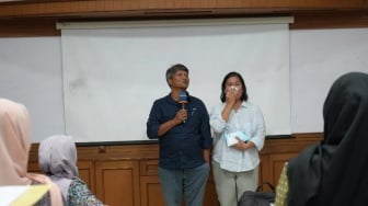 Kisah Haru Orang Tua Gantikan Sang Putri yang Telah Tiada Kuliah di FEB UGM