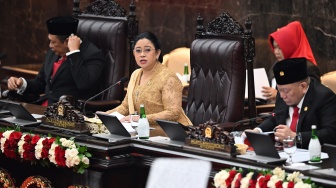 Ketua DPR Puan Maharani (tengah) menyampaikan pidato didampingi Ketua MPR Bambang Soesatyo (kiri) dan Ketua DPD La Nyalla Mattalitti dalam Sidang Tahunan MPR dan Sidang Bersama DPR - DPD Tahun 2024 di Gedung Nusantara, kompleks Parlemen, Senayan, Jakarta, Jumat (16/8/2024). [ANTARA FOTO/Aditya Pradana Putra/sgd/tom]