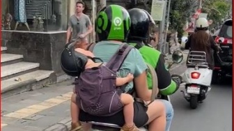 Viral Balita Digendong Bak Ransel di Belakang Saat Naik Ojek, Tas Asli Malah Dipangku