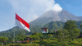 Meriahkan Kemerdekaan, Bendera Raksasa 9x6 Meter Berkibar Gagah di Bukit Klangon