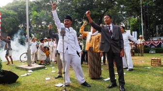 Komunitas Reenacktor Bangor melakukan reka ulang Sosiodrama "Pusaka Indonesia" di Halaman Museum Perumusan Naskah Proklamasi, Jakarta, Jumat (16/8/2024). [Suara.com/Alfian Winanto]