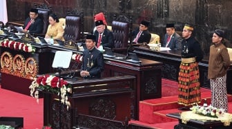 Presiden Joko Widodo (ketiga kiri) menyampaikan pidato kenegaraan disaksikan Ketua DPR Puan Maharani (kedua kiri), Ketua MPR Bambang Soesatyo (kiri), dan Ketua DPD La Nyalla Mattalitti (keempat kiri) dalam Sidang Tahunan MPR dan Sidang Bersama DPR - DPD Tahun 2024 di Gedung Nusantara, kompleks Parlemen, Senayan, Jakarta, Jumat (16/8/2024). [ANTARA FOTO/Aditya Pradana Putra/sgd/tom]