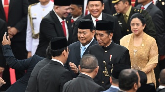 Presiden Joko Widodo (kedua kanan) bersama Menteri Pertahanan yang juga Presiden Terpilih Prabowo Subianto (ketiga kanan) didampingi Ketua DPR Puan Maharani (kanan), Ketua MPR Bambang Soesatyo (atas, kedua kanan), dan Ketua DPD La Nyalla Mattalitti berswafoto bersama para legislator usai Sidang Tahunan MPR dan Sidang Bersama DPR - DPD Tahun 2024 di Gedung Nusantara, lompleks Parlemen, Senayan, Jakarta, Jumat (16/8/2024). [ANTARA FOTO/Aditya Pradana Putra/sgd/tom]