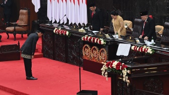 Presiden Joko Widodo (kiri) membungkukkan badan untuk memberi hormat kepada Ketua MPR Bambang Soesatyo (ketiga kanan), Ketua DPR Puan Maharani (kedua kanan), dan Ketua DPD La Nyalla Mattalitti dalam Sidang Tahunan MPR dan Sidang Bersama DPR - DPD Tahun 2024 di Gedung Nusantara, kompleks Parlemen, Senayan, Jakarta, Jumat (16/8/2024). [ANTARA FOTO/Aditya Pradana Putra/sgd/tom]