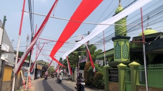 Aksi Spektakuler Warga Mustika Jaya: Bendera Merah Putih Membentang Ratusan Meter Sambut HUT RI ke-79