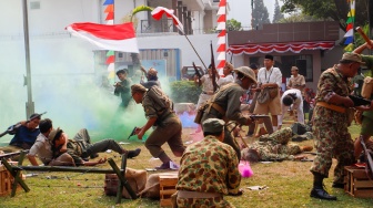 Komunitas Reenacktor Bangor melakukan reka ulang Sosiodrama "Pusaka Indonesia" di Halaman Museum Perumusan Naskah Proklamasi, Jakarta, Jumat (16/8/2024). [Suara.com/Alfian Winanto]