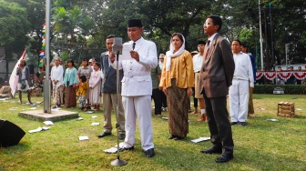 Komunitas Reenacktor Bangor melakukan reka ulang Sosiodrama "Pusaka Indonesia" di Halaman Museum Perumusan Naskah Proklamasi, Jakarta, Jumat (16/8/2024). [Suara.com/Alfian Winanto]