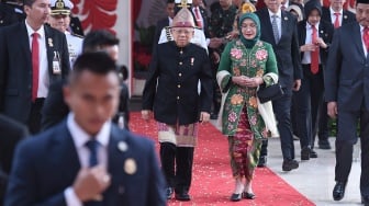 Wakil Presiden Ma'ruf Amin bersama sang istri Wury Ma'ruf Amin saat tiba di Gedung DPR MPR, Jakarta, Jumat (16/8/2024). [Pool / Dokumentasi Parlemen]