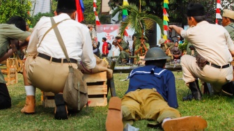 Komunitas Reenacktor Bangor melakukan reka ulang Sosiodrama "Pusaka Indonesia" di Halaman Museum Perumusan Naskah Proklamasi, Jakarta, Jumat (16/8/2024). [Suara.com/Alfian Winanto]