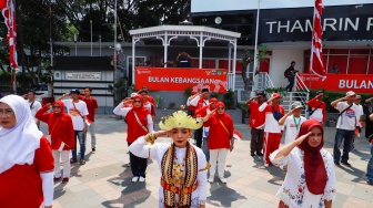 Warga mengikuti upacara peringatan HUT ke-79 Republik Indonesia (RI) di kawasan Bundaran Hotel Indonesia (HI), Jakarta, Sabtu (17/8/2024). [Suara.com/Alfian Winanto]