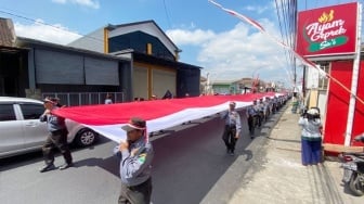 Jalan Kyai Parseh Jaya Bumiayu Tertutup Bendera Merah Putih Sepanjang 79 Meter