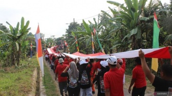 Sambut HUT ke-79 RI, Warga Desa Pasuruan Lampung Selatan Bentangkan Bendera 79 Meter