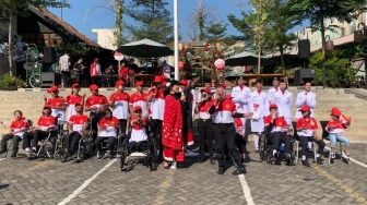 Angkat Topi! Momen Puluhan Siswa Disabilitas Upacara Bendera Bersama Paskibraka di Semarang