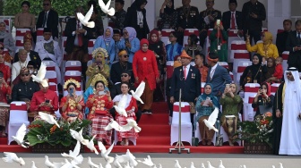 Sejumlah tamu undangan mengambil gambar burung merpati jelang Upacara Peringatan Detik-Detik Proklamasi Kemerdekaan ke-79 Republik Indonesia di Istana Merdeka, Jakarta, Sabtu (17/8/2024). [ANTARA FOTO/Indrianto Eko Suwarso/sgd/wpa]
