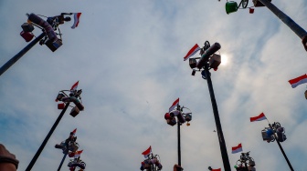 Peserta mengikuti lomba panjat pinang di Pantai Festival, Taman Impian Jaya Ancol, Jakarta, Sabtu (17/8/2024). [Suara.com/Alfian Winanto]