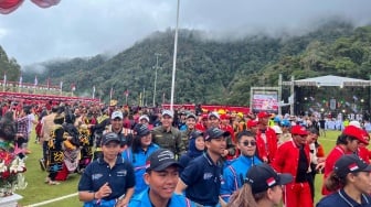 Kemeriahan hiburan saat upacara bendera perayaan HUT ke-79 RI yang digelar PT Freeport Indonesia di Tembagapura, Papua Tengah, Sabtu (17/8/2024). [Suara.com/Suwarjono]