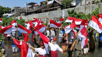 Meriah! Mahasiswa dan Warga Kibarkan 79 Bendera Merah Putih di Sungai Code