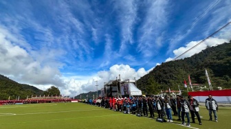 Suasana jalannya upacara bendera perayaan HUT ke-79 RI yang digelar PT Freeport Indonesia di Tembagapura, Papua Tengah, Sabtu (17/8/2024). [Suara.com/Suwarjono]